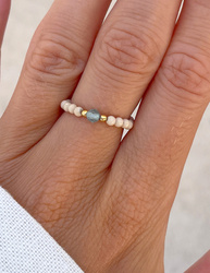 Elastischer Ring aus beigem Jaspis, Apatit und vergoldetem 925er Silber