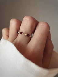 Elastischer Ring Natursteine Zirkonia beige und Granat