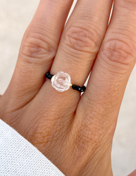 Elastischer Ring: Bergkristall-Rose und Schwarzer Turmalin