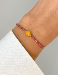 Armband aus Rosa Turmalin, Milch-Bernstein und Hämatit in Goldfarbe