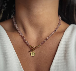 Halskette Natursteine Erdbeerquarz vergoldet Knebelknopf